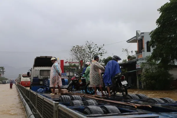 Công an Thừa Thiên - Huế giúp người dân vượt lũ ảnh 5