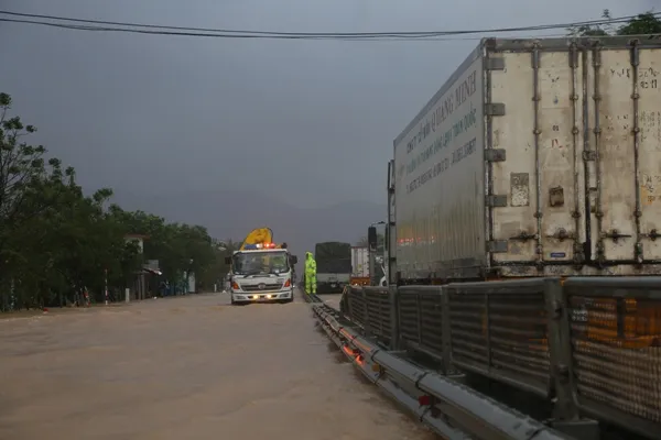 Công an Thừa Thiên - Huế giúp người dân vượt lũ ảnh 1