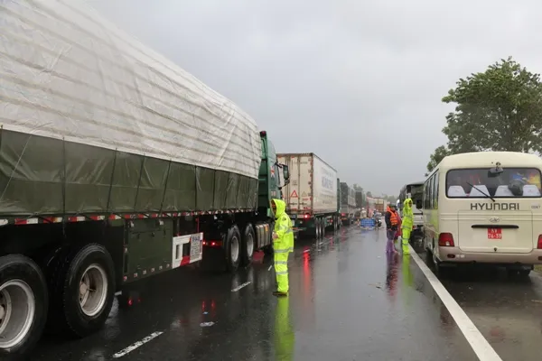 Công an Thừa Thiên - Huế giúp người dân vượt lũ ảnh 6