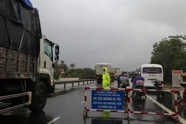 Công an Thừa Thiên - Huế giúp người dân vượt lũ ảnh 7