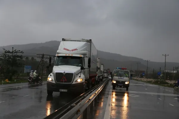 Công an Thừa Thiên - Huế giúp người dân vượt lũ ảnh 8