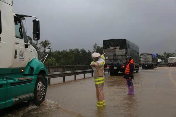 Công an Thừa Thiên - Huế giúp người dân vượt lũ ảnh 2