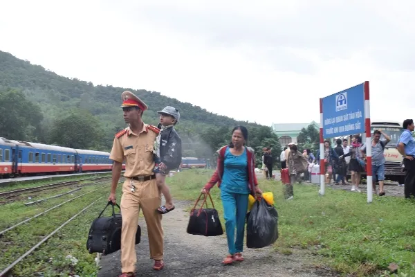 Đường sắt qua đèo Hải Vân thông tuyến sau nhiều giờ tê liệt  ảnh 1