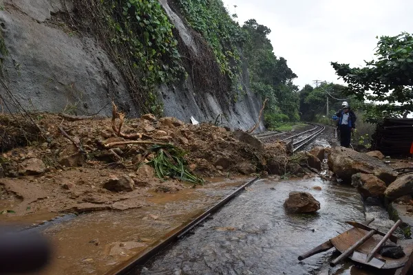 Đường sắt qua đèo Hải Vân thông tuyến sau nhiều giờ tê liệt  ảnh 6