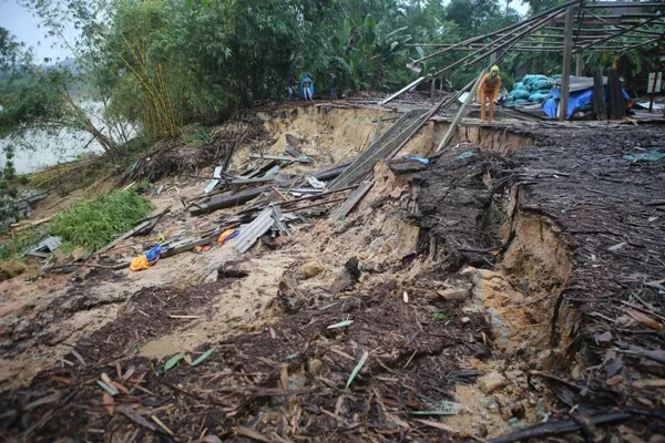 Sạt lở sông Hương uy hiếp Trường tiểu học Hương Thọ  ảnh 2