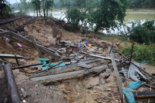 Sạt lở sông Hương uy hiếp Trường tiểu học Hương Thọ  ảnh 3