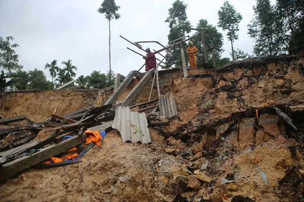 Sạt lở sông Hương uy hiếp Trường tiểu học Hương Thọ  ảnh 1