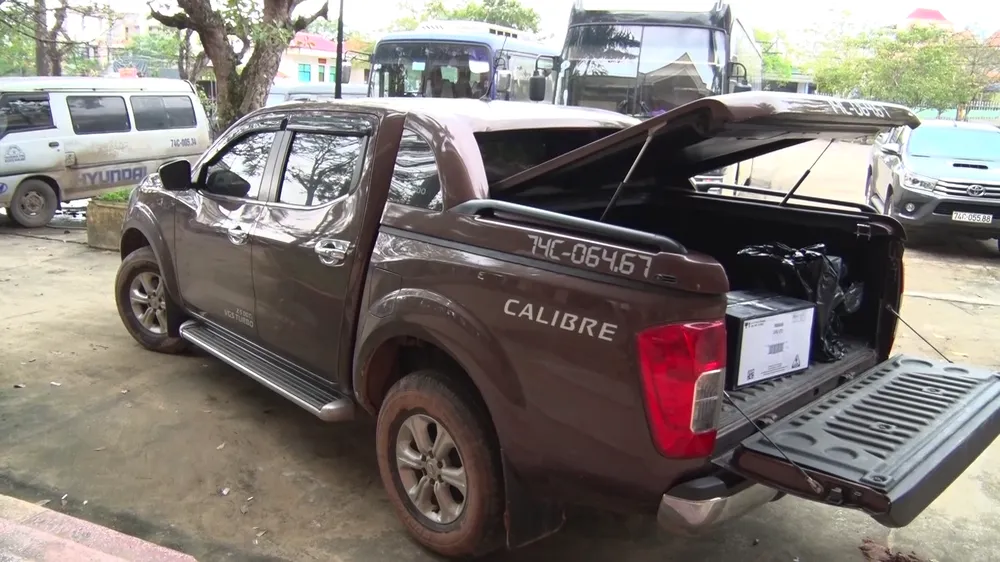 Bắt ô tô chở 186 chai rượu ngoại các loại không rõ nguồn gốc ảnh 1