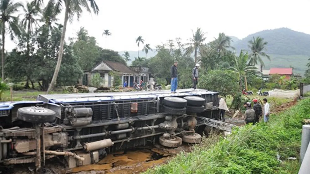 Liên tiếp xảy ra 3 vụ tai nạn giao thông trong 1 giờ đồng hồ ảnh 2