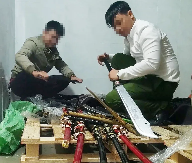 Phát hiện nhiều vũ khí sát thương tại cửa hàng tạp hóa ảnh 1