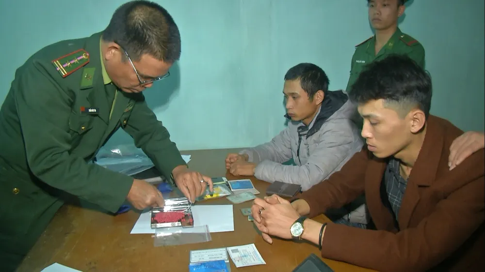 Cơ quan chức năng đang lấy lời khai hai đối tượng vận chuyển ma túy 