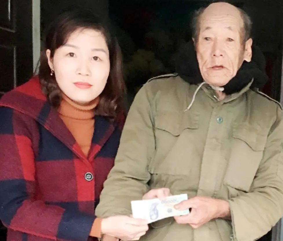 Trao tiền giúp nhiều bệnh nhân nghèo miền Trung ảnh 2