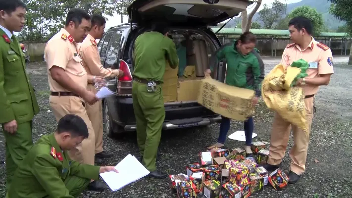 Phát hiện ô tô dùng hàng loạt biển số giả vận chuyển pháo lậu ảnh 1