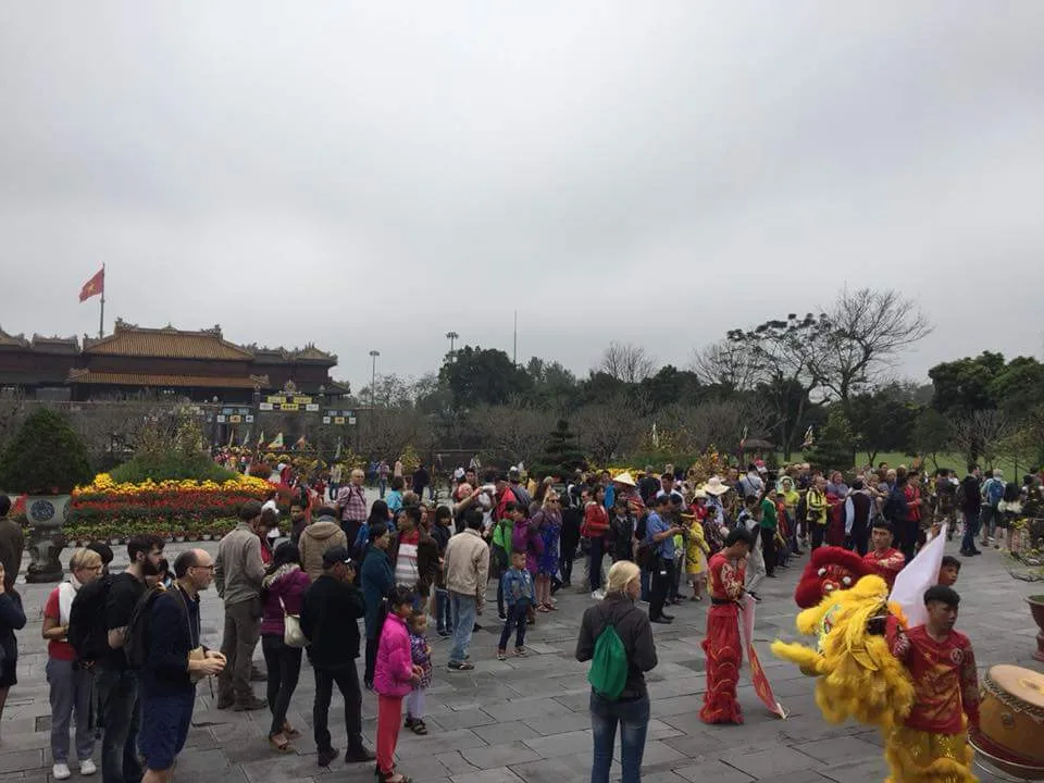 Hàng vạn du khách vui Xuân miễn phí ở Đại nội Huế ảnh 1