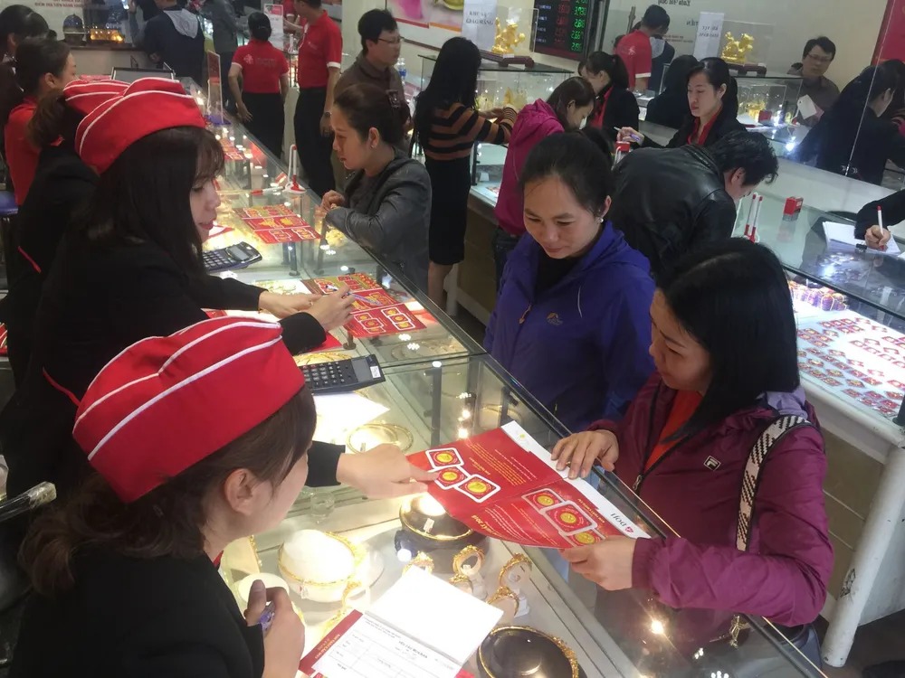 Người dân cố đô Huế đổ xô đi mua vàng ảnh 1