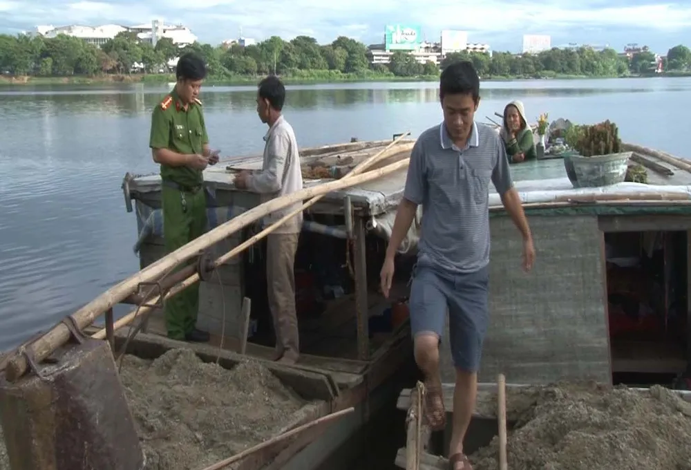 Bắt quả tang hàng loạt đối tượng khai thác cát sỏi trái phép sông Hương ảnh 1