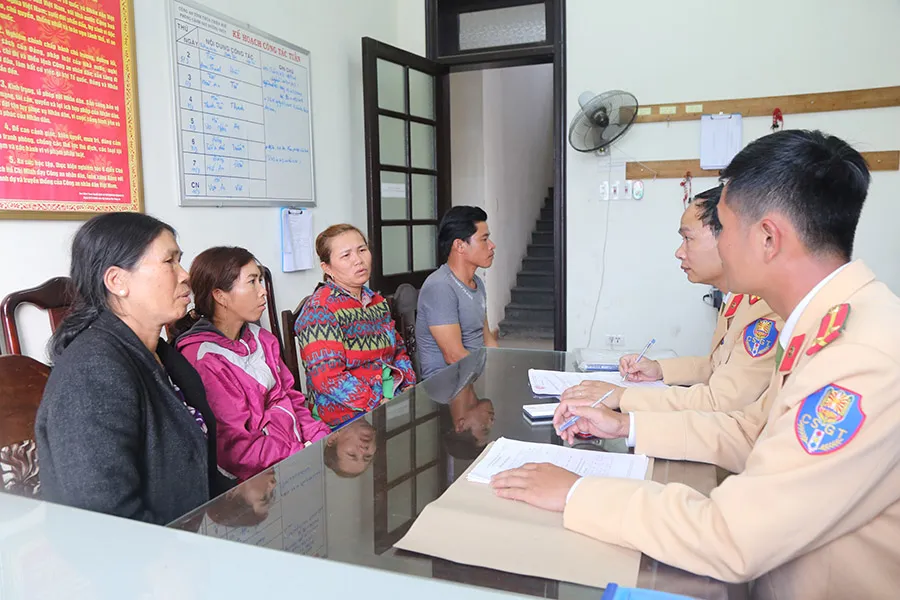 Bắt quả tang hàng loạt đối tượng khai thác cát sỏi trái phép sông Hương ảnh 2