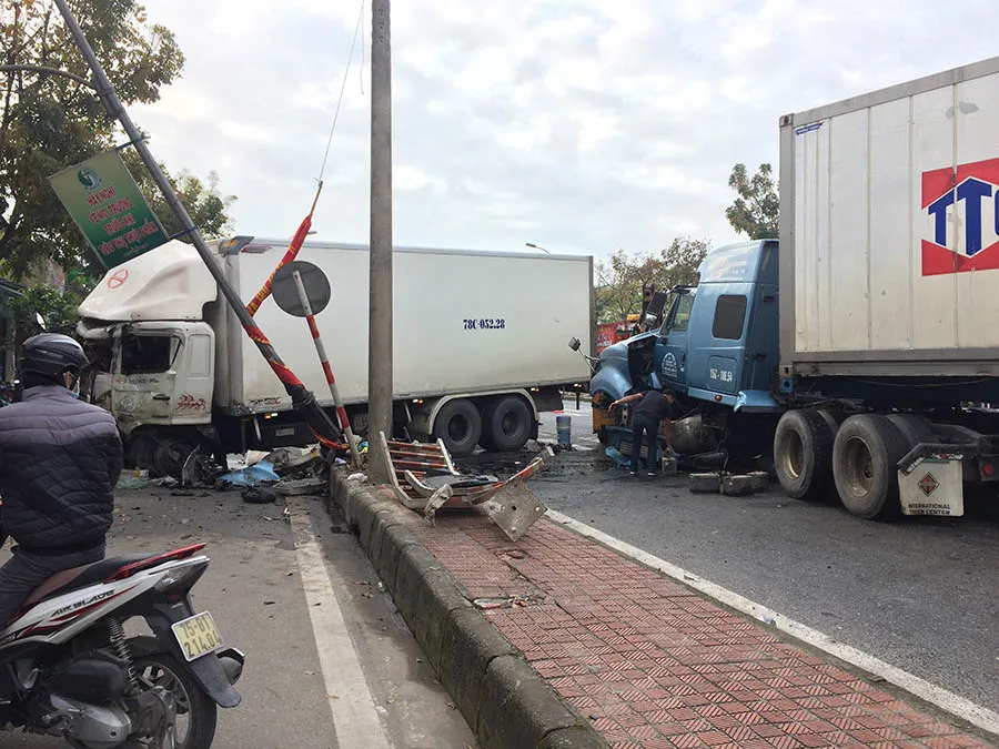 Container nổ lốp gây tai nạn khiến 3 người bị thương ảnh 1