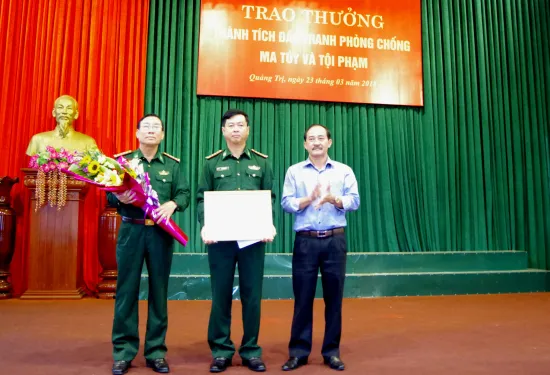 Khen thưởng ban chuyên án phá vụ ma túy lớn nhất biên giới tỉnh Quảng Trị ảnh 1