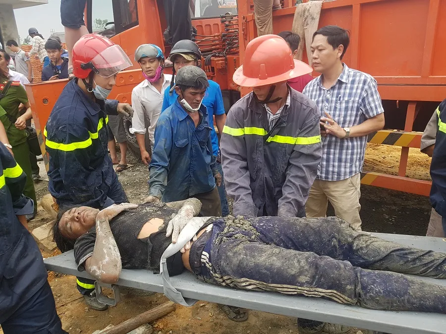 Sập giàn giáo thi công cây xăng tại Huế khiến nhiều người bị thương ảnh 4