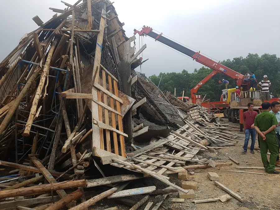 Sập giàn giáo thi công cây xăng tại Huế khiến nhiều người bị thương ảnh 2