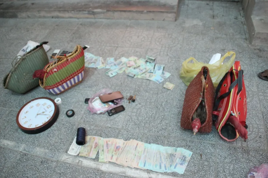  Bắt quả tang 13 đối tượng đánh bạc bằng gà chọi ảnh 1