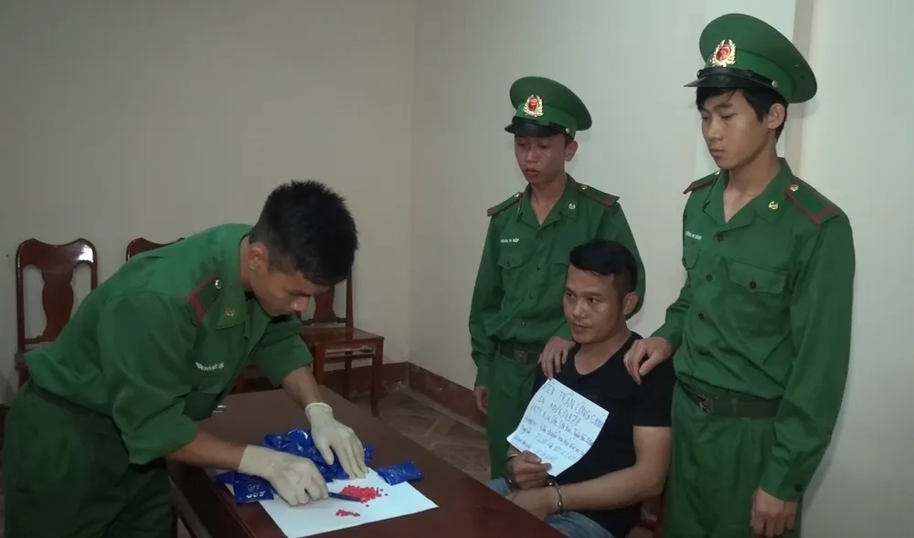 VIDEO: Bắt đối tượng vận chuyển 7.400 viên ma túy ảnh 1