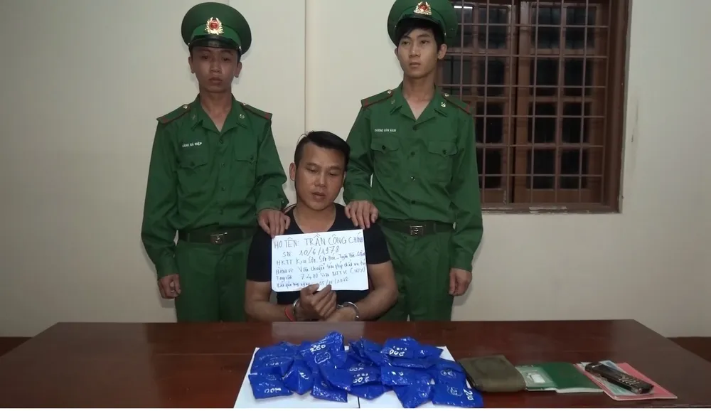 VIDEO: Bắt đối tượng vận chuyển 7.400 viên ma túy ảnh 2