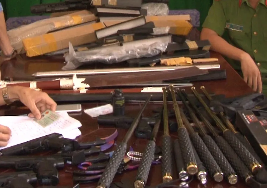 Phát hiện đối tượng mua bán súng, kiếm và gậy ba trắc ảnh 1