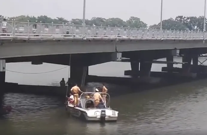 Tìm thấy thi thể 2 cha con cột chặt nhau chết dưới sông Hương ảnh 1