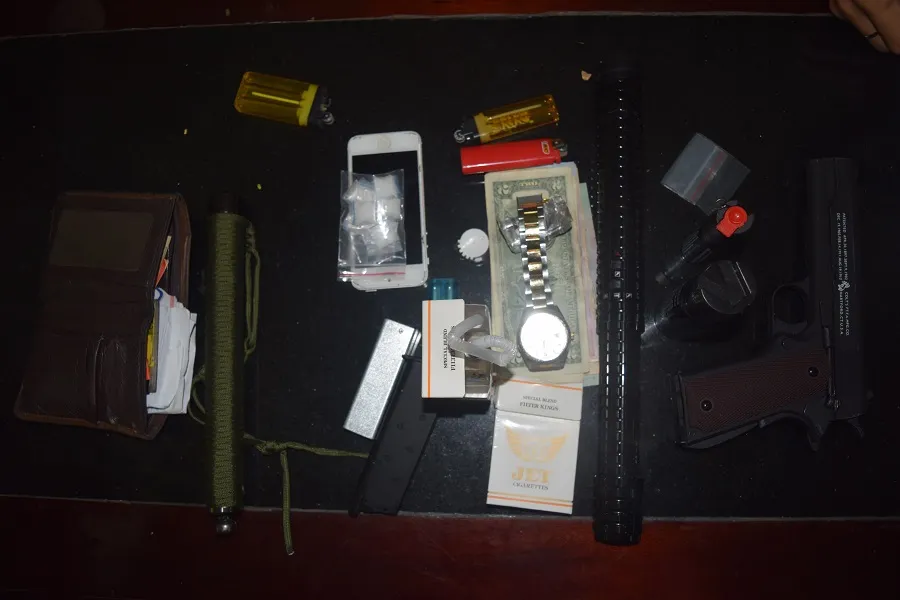 Bắt nóng đối tượng nghi tàng trữ ma túy, súng, dùi cui ảnh 2