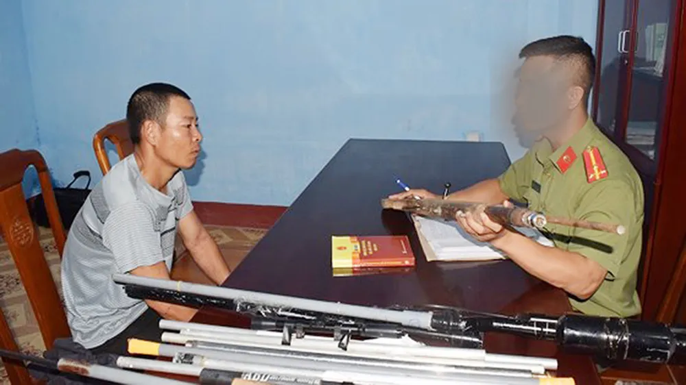 Xử lý nhóm đối tượng mua bán linh kiện lắp ráp súng bắn đạn hơi cồn ảnh 1