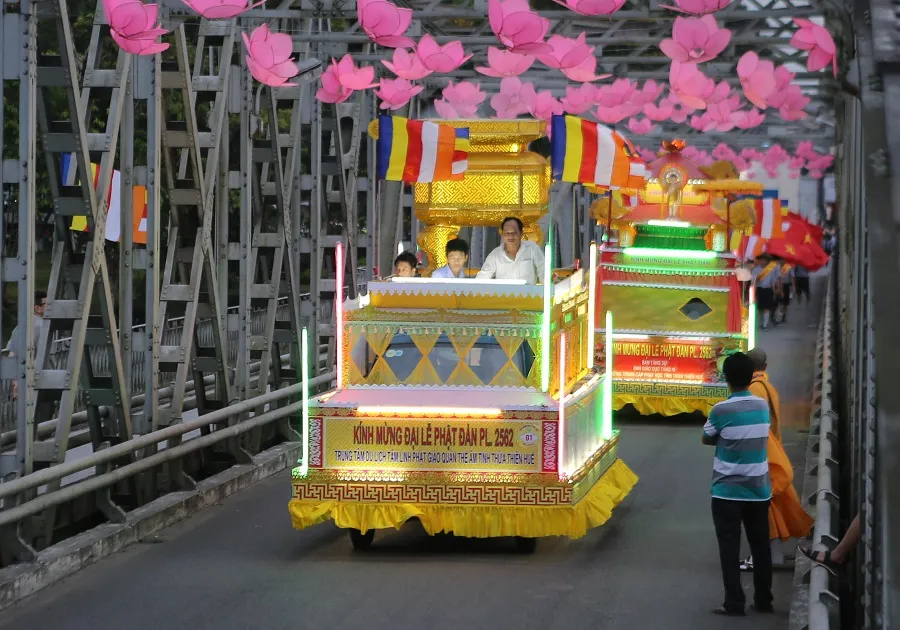 Trang nghiêm Đại lễ Phật đản Phật lịch 2562 tại Huế ảnh 11