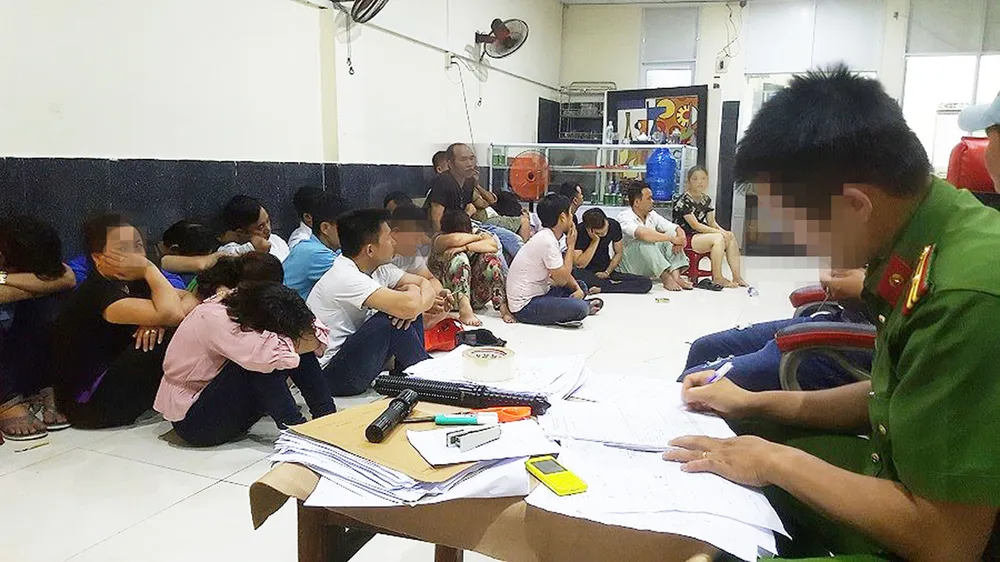 Công an đang lấy lời khai từ các đối tượng đánh bạc