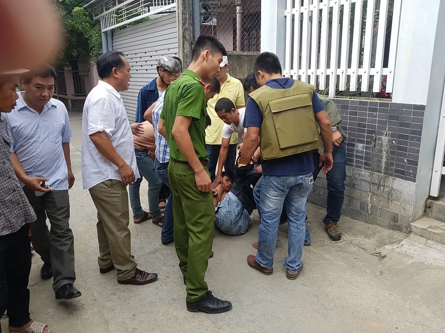 Giải cứu đối tượng “ngáo đá” la hét trên nóc nhà  ảnh 2