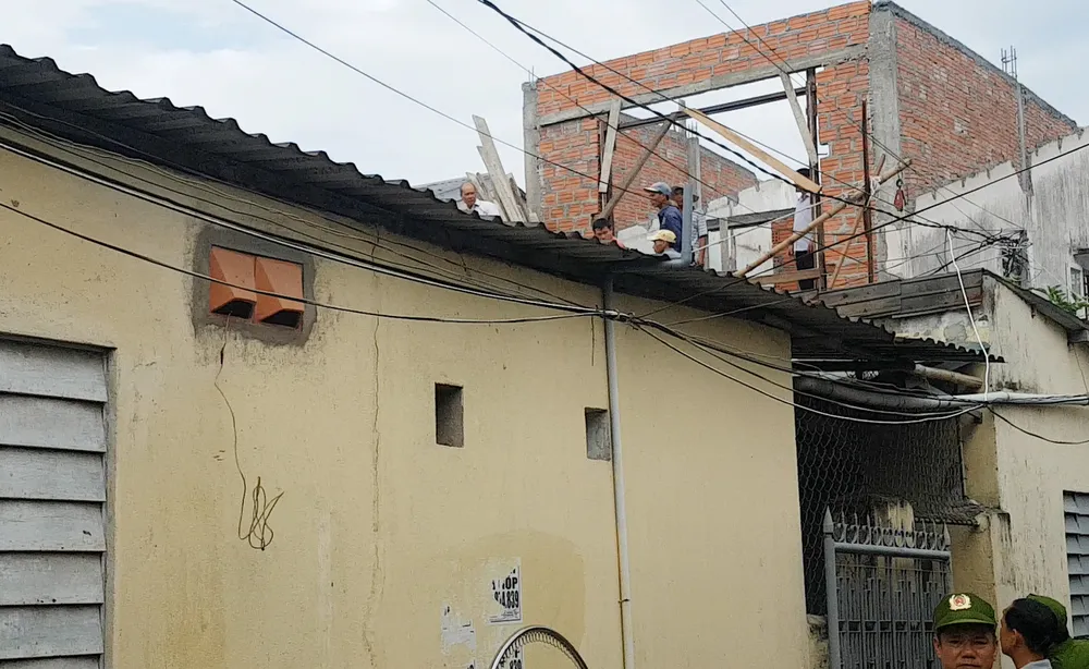 Giải cứu đối tượng “ngáo đá” la hét trên nóc nhà  ảnh 1