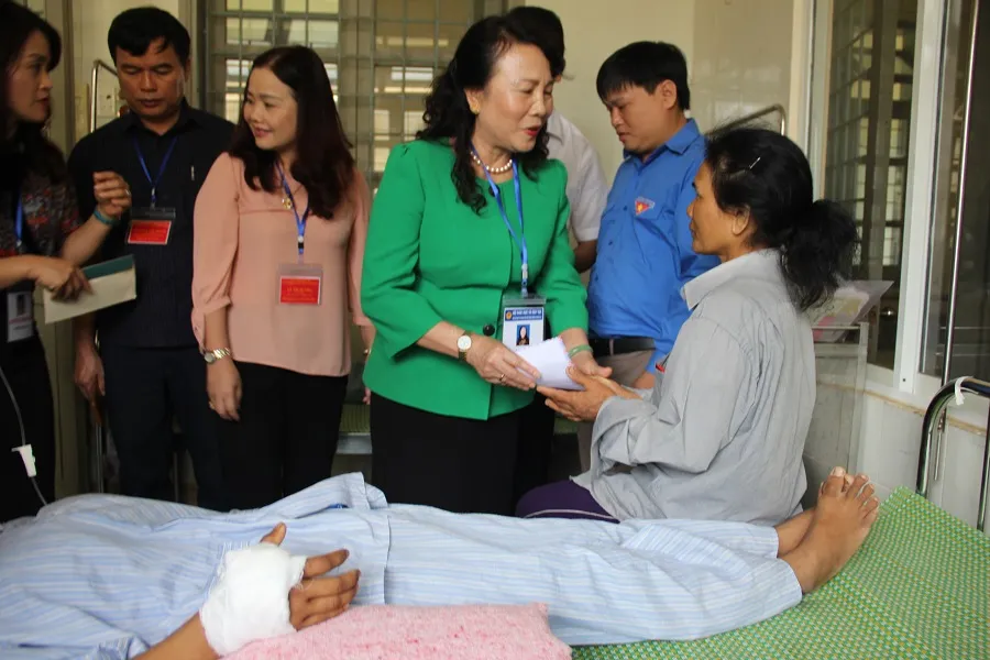 Thứ trưởng Bộ GD-ĐT thăm thí sinh bỏ thi giữa chừng vì vết thương rắn cắn ảnh 1