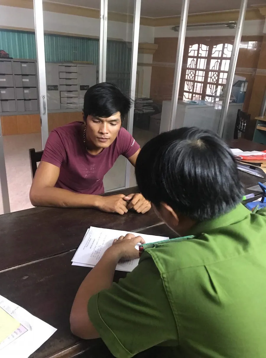 Phát hiện ô tô chở rượu và thuốc lá lậu ảnh 2