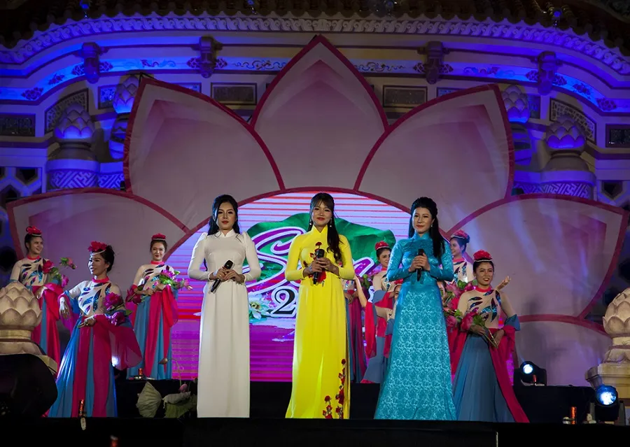 Ấn tượng bộ sưu tập áo dài sen ở cố đô Huế ảnh 9