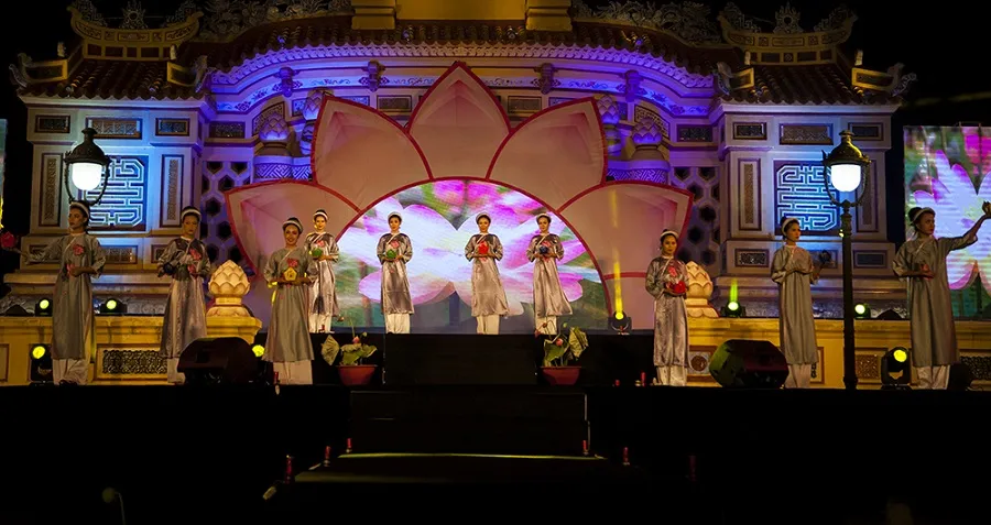 Ấn tượng bộ sưu tập áo dài sen ở cố đô Huế ảnh 6