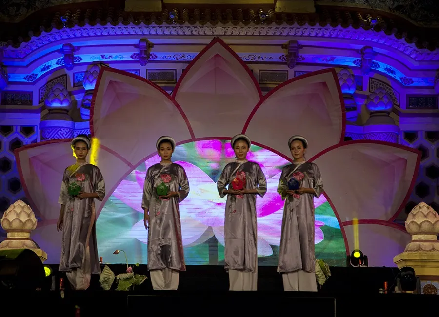 Ấn tượng bộ sưu tập áo dài sen ở cố đô Huế ảnh 4