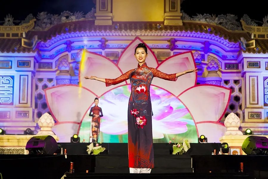 Ấn tượng bộ sưu tập áo dài sen ở cố đô Huế ảnh 8