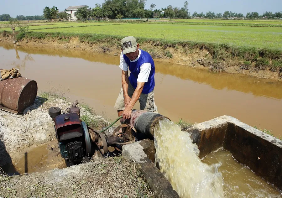 Người dân miền Trung vật vã trong nắng nóng  ảnh 16