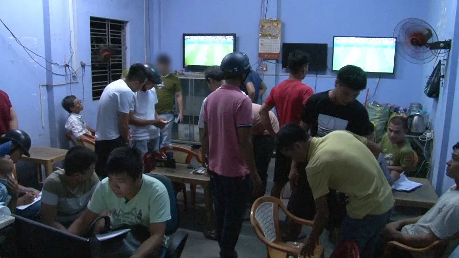 Công an ập vào bắt giữ các đối tượng cá độ tại quán cà phê Đạt Trường (Huế)