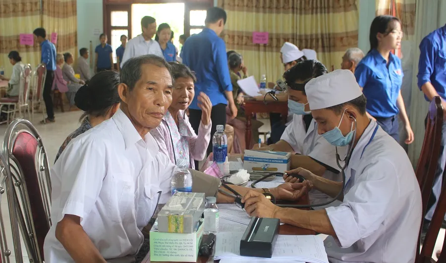 500 người dân là các đối tượng chính sách, hộ nghèo được khám chữa bệnh miền phí.  