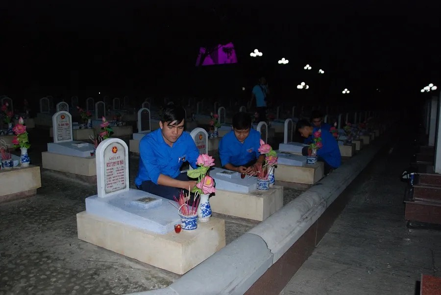Thắp nến tri ân các anh hùng liệt sĩ tại 72 nghĩa trang ở Quảng Trị ảnh 4