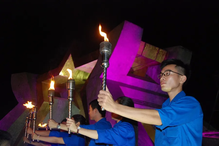 Thắp nến tri ân các anh hùng liệt sĩ tại 72 nghĩa trang ở Quảng Trị ảnh 3