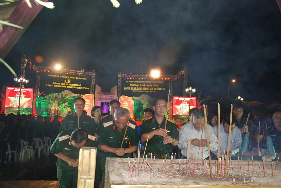 Thắp nến tri ân các anh hùng liệt sĩ tại 72 nghĩa trang ở Quảng Trị ảnh 2