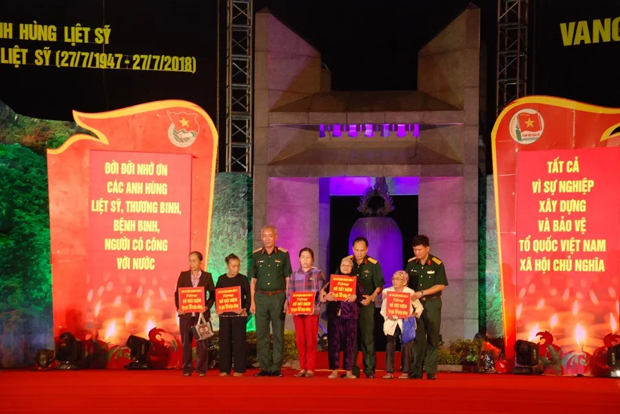 Thắp nến tri ân các anh hùng liệt sĩ tại 72 nghĩa trang ở Quảng Trị ảnh 5