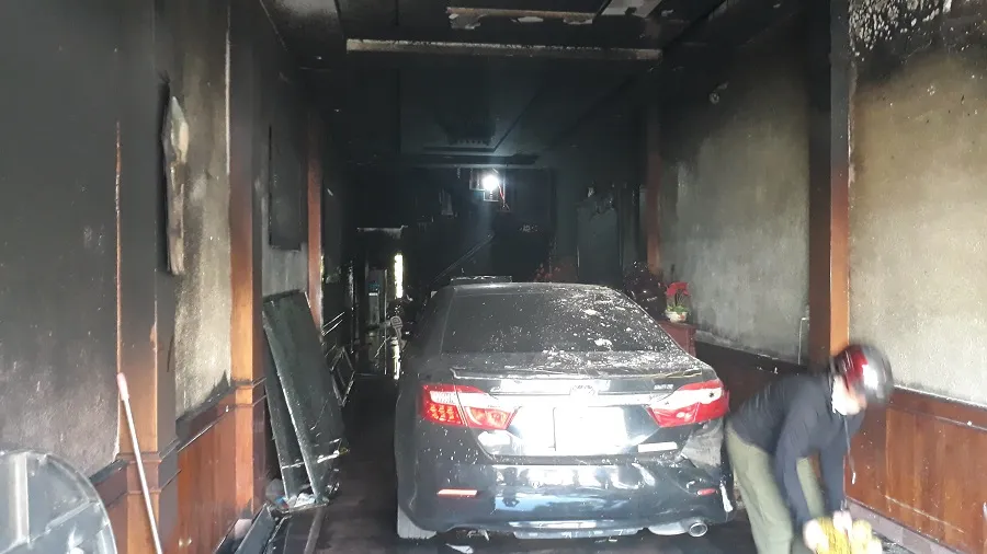 Cảnh sát PCCC cứu 5 người dân trong đám cháy lúc rạng sáng ảnh 4